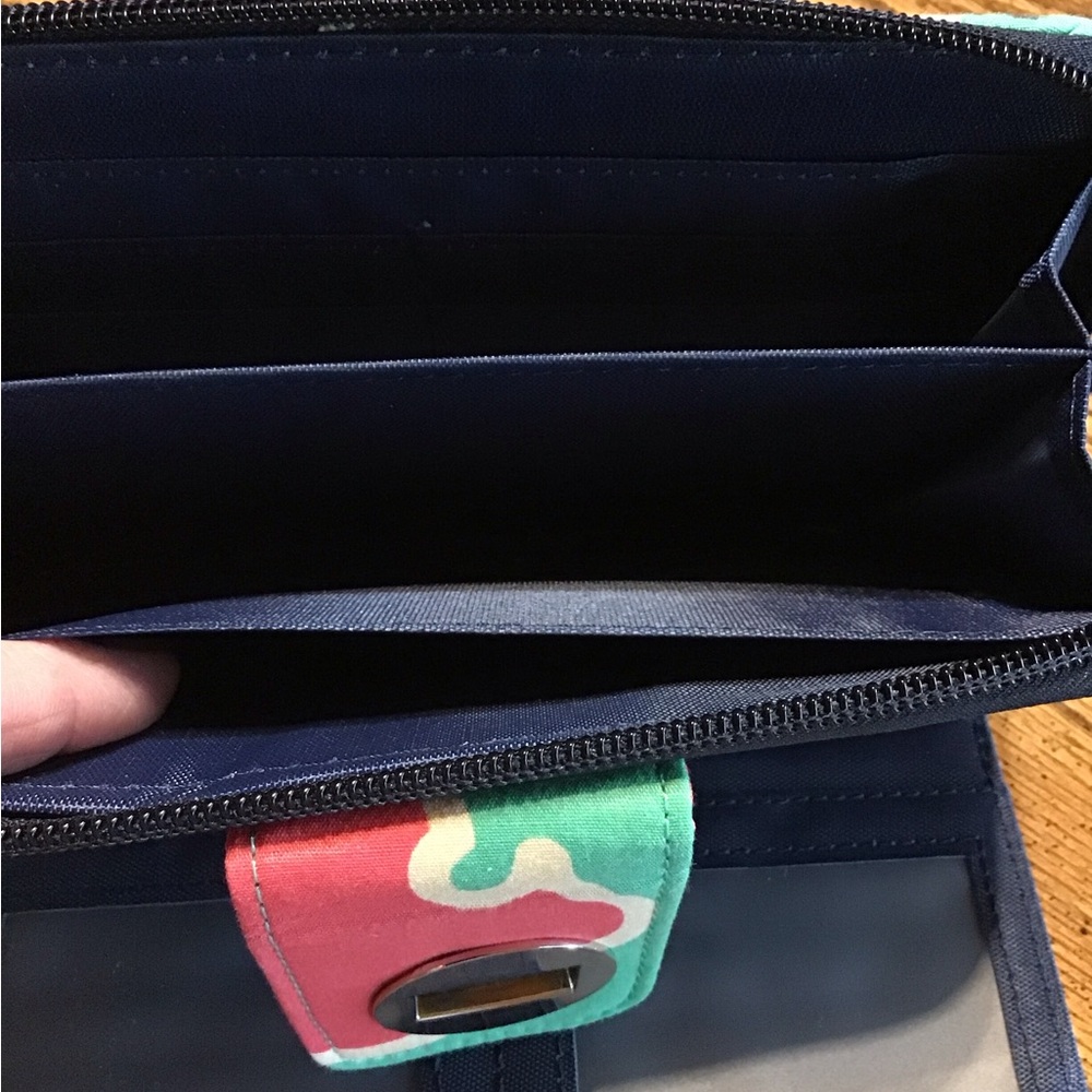 Women’s NWT Quilted Wallet lots of storage - Picture 9 of 11